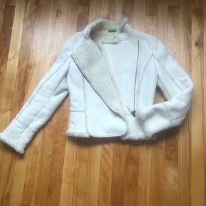 Perfect for jeans or other pans. Chic Jacket, Faux Fur, White, Size 0-2.